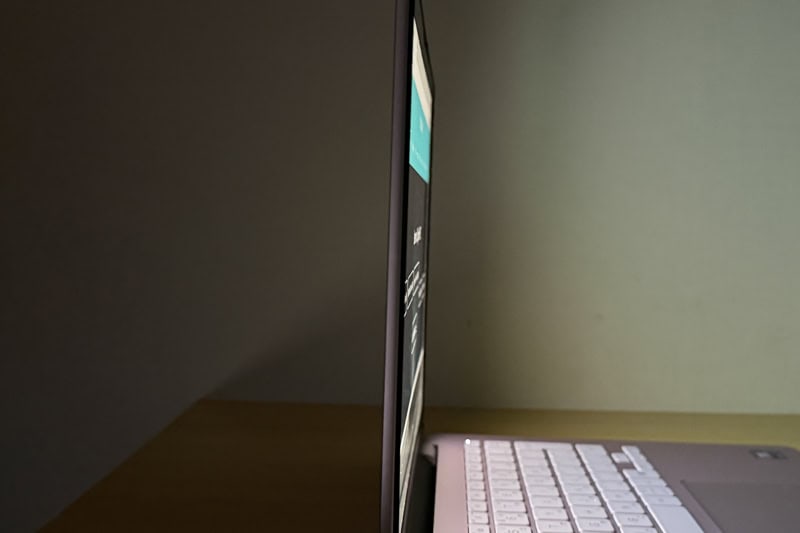 HP OmniBook 7 14-fs/fr のディスプレイを真横から撮影した写真。視野角の見え方を確認できる
