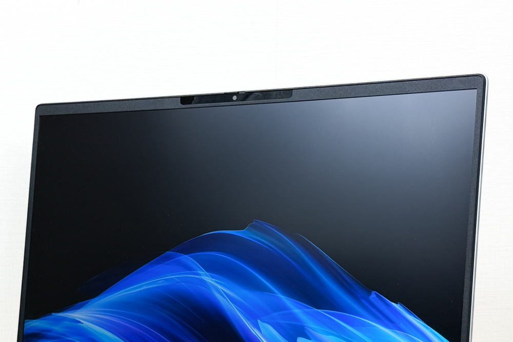 Omnibook 7 16-ayのWebカメラを撮影。プライバシーシャッターを閉じているのが見える