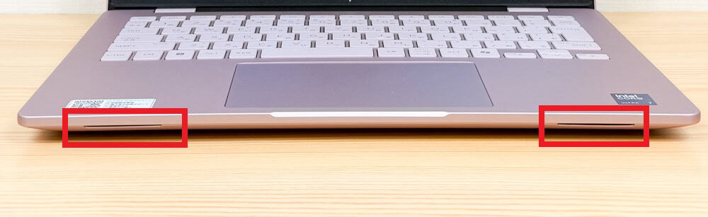 HP OmniBook 7 14-fs/fr のスピーカー位置を示した写真(底面前方の左右に配置)