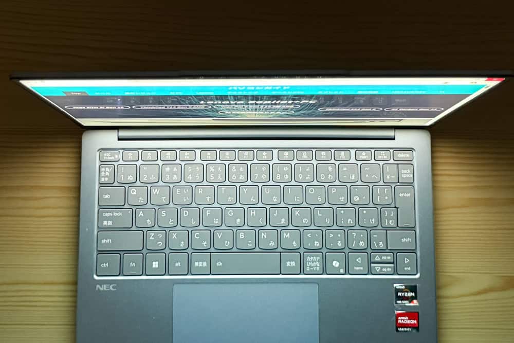 Lavie N13 Slim 2025年秋冬モデルのディスプレイを上から撮影し視野角をチェックする画像。真上うから見てもきれいに見える