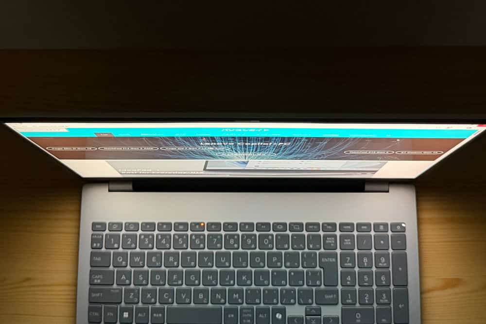 Omnibook 7 16-ayのディスプレイを真上から撮影。視野角が広いため暗くなる部分もなくしっかりと見えている