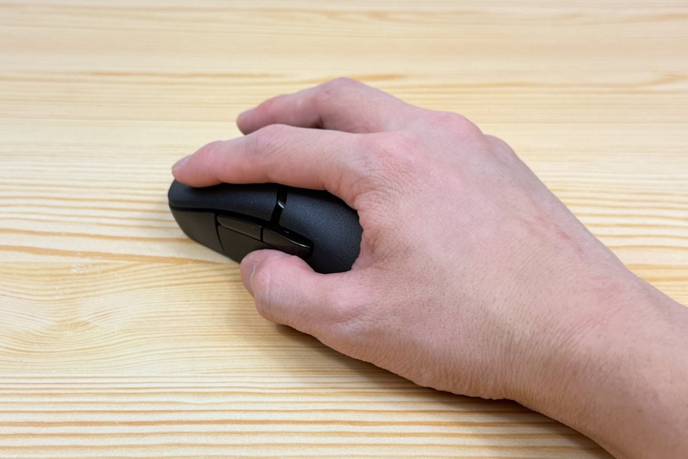 HyperX Pulsefire Saga Pro Wireless ゲーミングマウスを実際に手で持っている写真。丸みがある