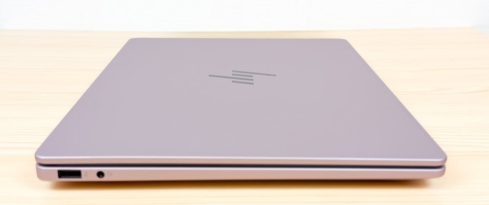 HP OmniBook 7 14-fs/fr を左側面から撮影した写真。側面ポートの配置が分かる