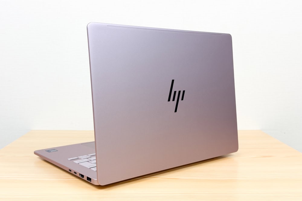 HP OmniBook 7 14-fs/fr の背面デザイン。SAKURAカラーの筐体