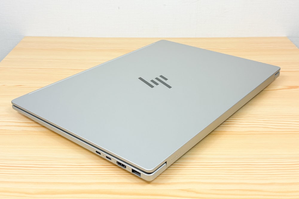 Omnibook 7 16-ayを上から撮影。筐体の全体図が見える