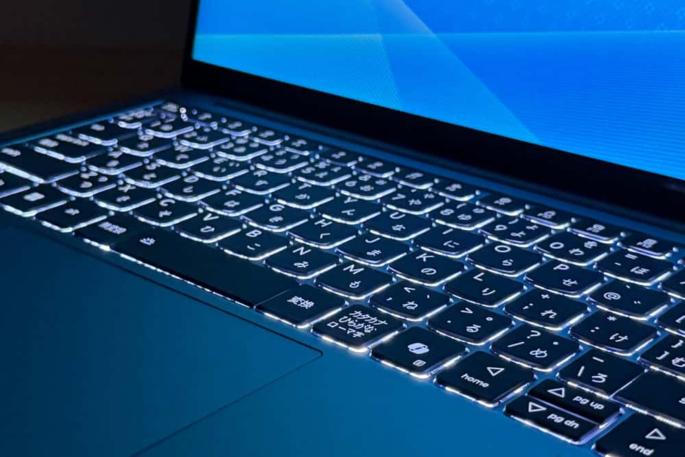 Lavie N13 Slim 2025年秋冬モデルのキーボードバックライトオン。暗所でも視認性が高い