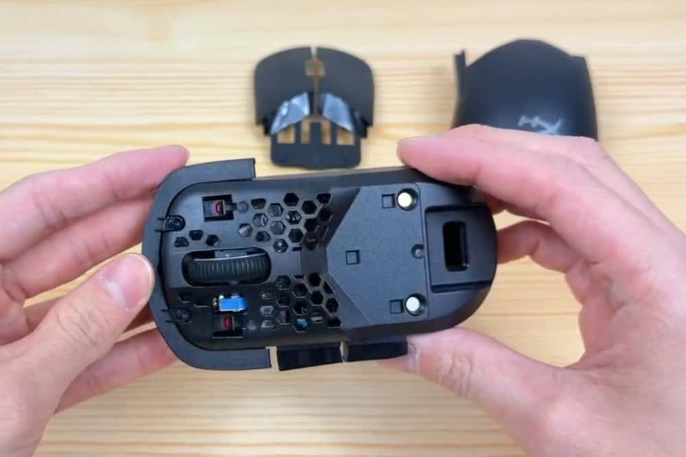 HyperX Pulsefire Saga Pro Wireless ゲーミングマウス。パーツをすべて外した状態