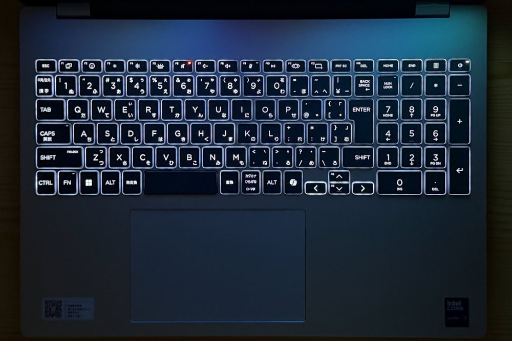 Omnibook 7 16-ayのキーボードバックライトをONにして暗所で視認性を確認。暗闇でも十分に見える明るさがある
