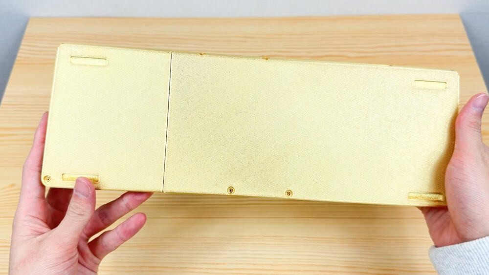 HyperX Origins 2 65 ゲーミングキーボードのボトムケースを3Dプリンタで製作し、、キーボードをはめた状態背面