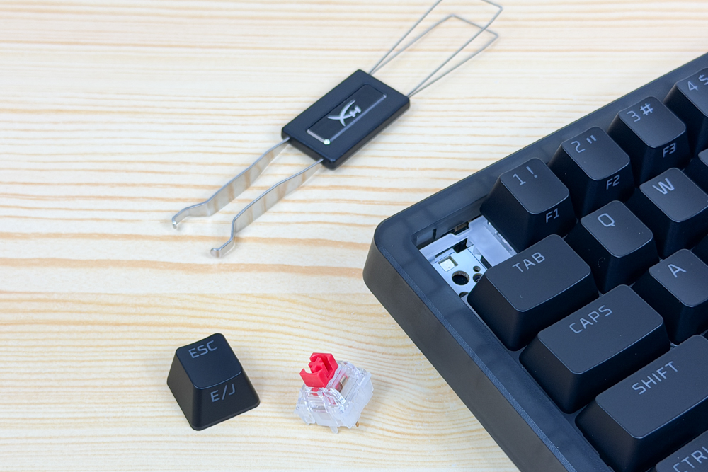 HyperX Origins 2 65 ゲーミングキーボード付属のキーキャッププラ―でキーを外した