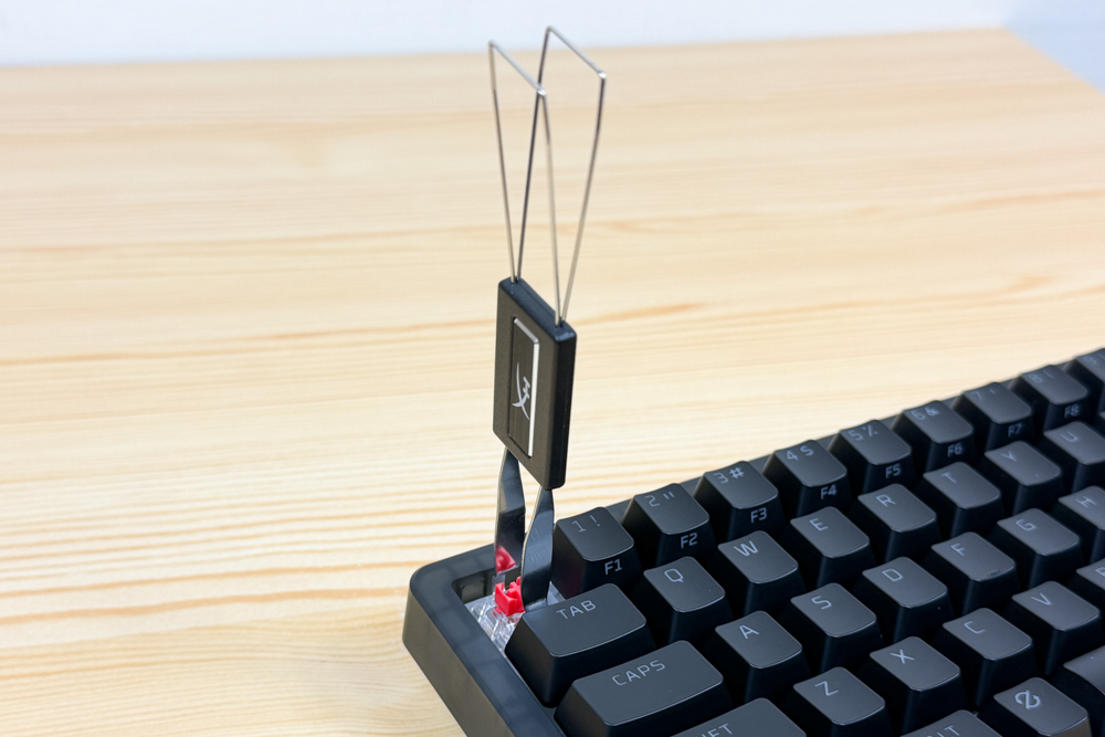 HyperX Origins 2 65 ゲーミングキーボード付属のキーキャッププラ―でキーを外し交換や掃除ができる