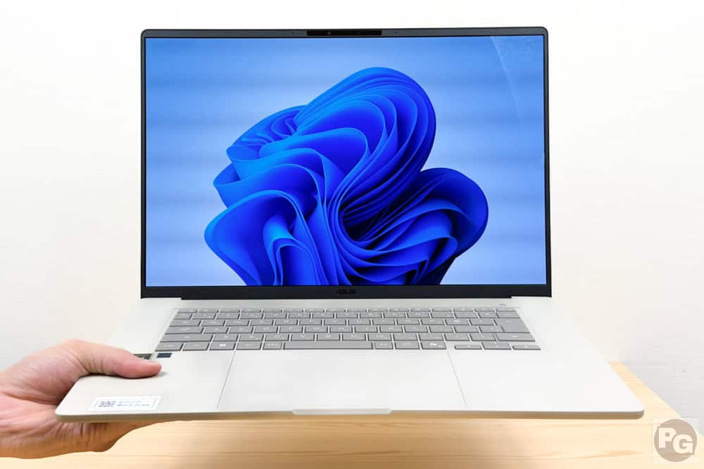 ASUS SORA　16インチで1.2㎏で片手で持てる