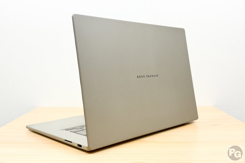 ASUS Zenbook SORA 16(UX3607OA)背面。