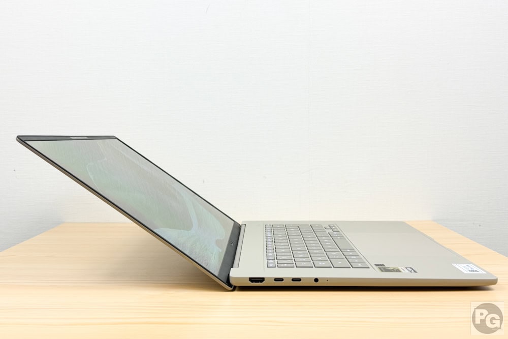 ASUS Zenbook SORA 16(UX3607OA)のディスプレイが開く最大角度135度