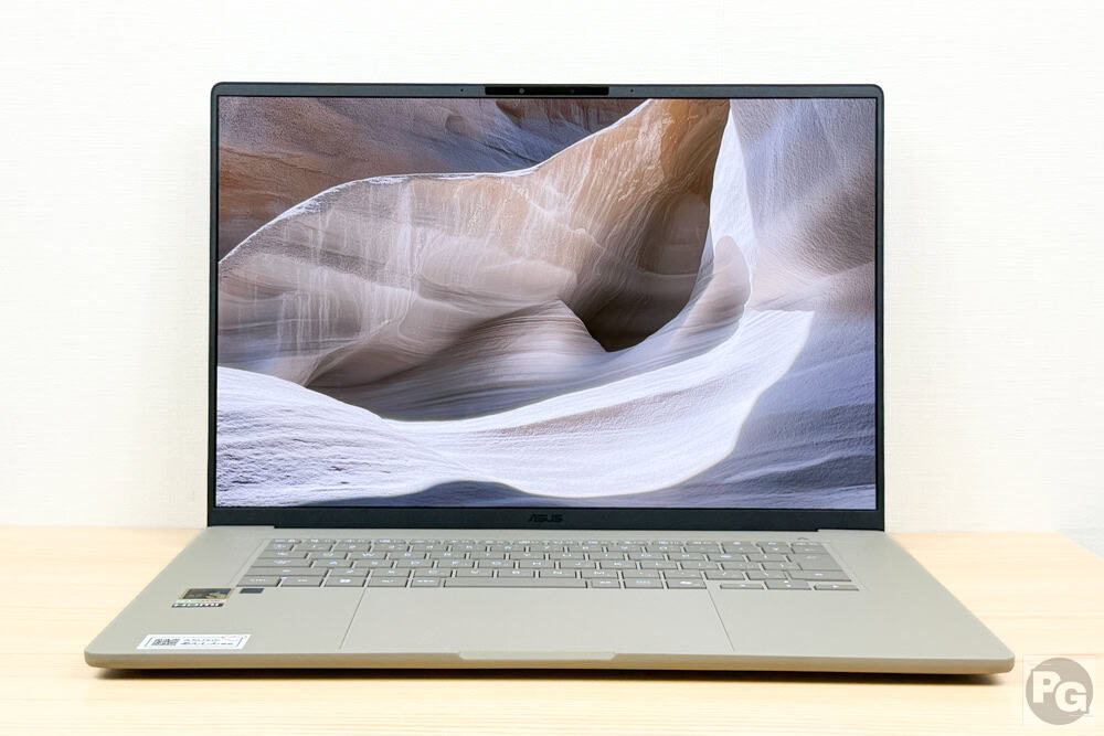 ASUS Zenbook SORA 16(UX3607OA)正面。全体像が見える