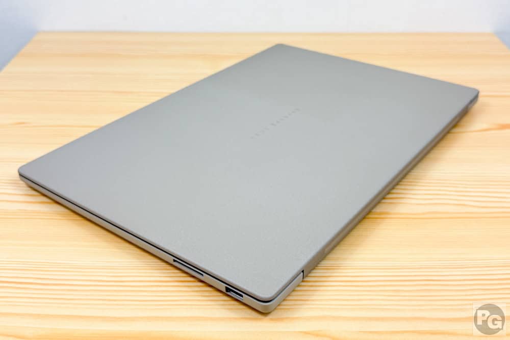 ASUS Zenbook SORAの筐体寸法。幅353.5mm×奥行き242.4mm×高さ13.8～16.5mm