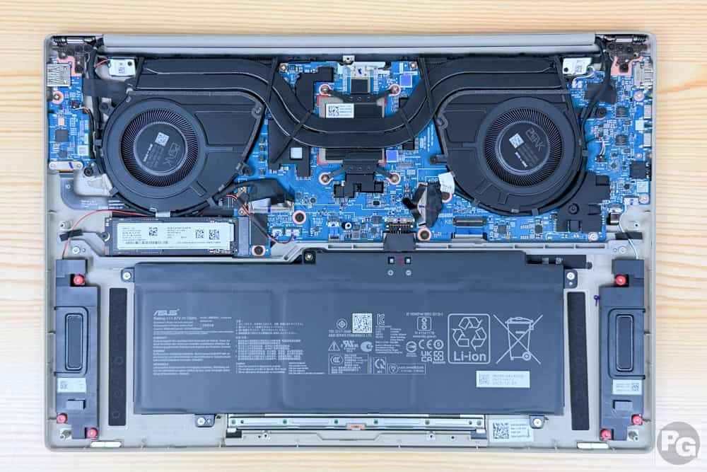 ASUS Zenbook SORAの筐体内部