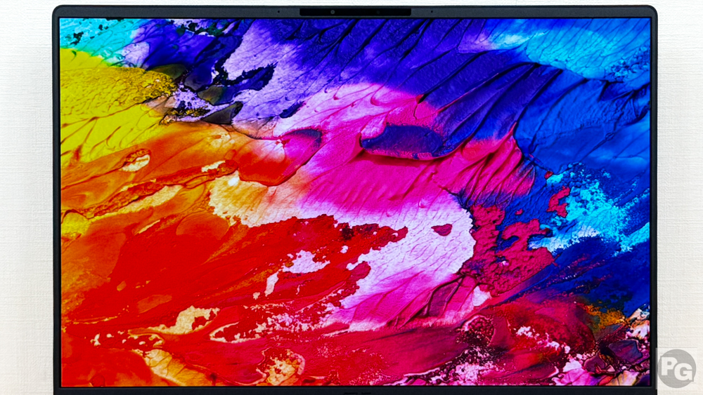 ASUS Zenbook SORA 色域比較。本機はDCI-P3 100％、Delta E