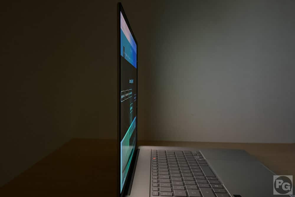 ASUS Zenbook SORAの視野角チェック。真横から見てもしっかりと見える