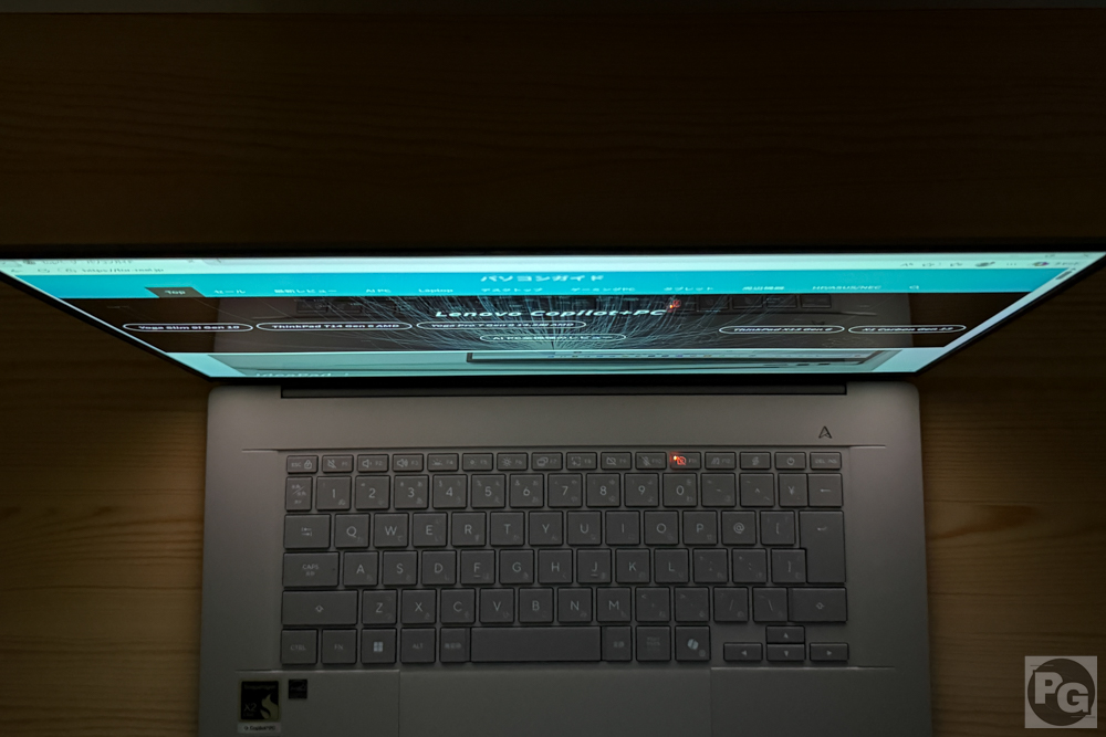 ASUS Zenbook SORAの視野角チェック。真上から見てもしっかりと見える