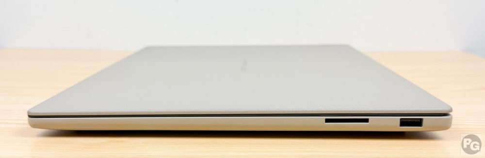 ASUS Zenbook SORA 16(UX3607OA)の右側面インターフェイス。SDカードリーダーとUSB 3.2 Gen 2が見える