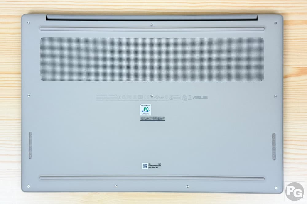 ASUS Zenbook SORA 16(UX3607OA)の底面カバー。メッシュ状でゴミが入りにくい