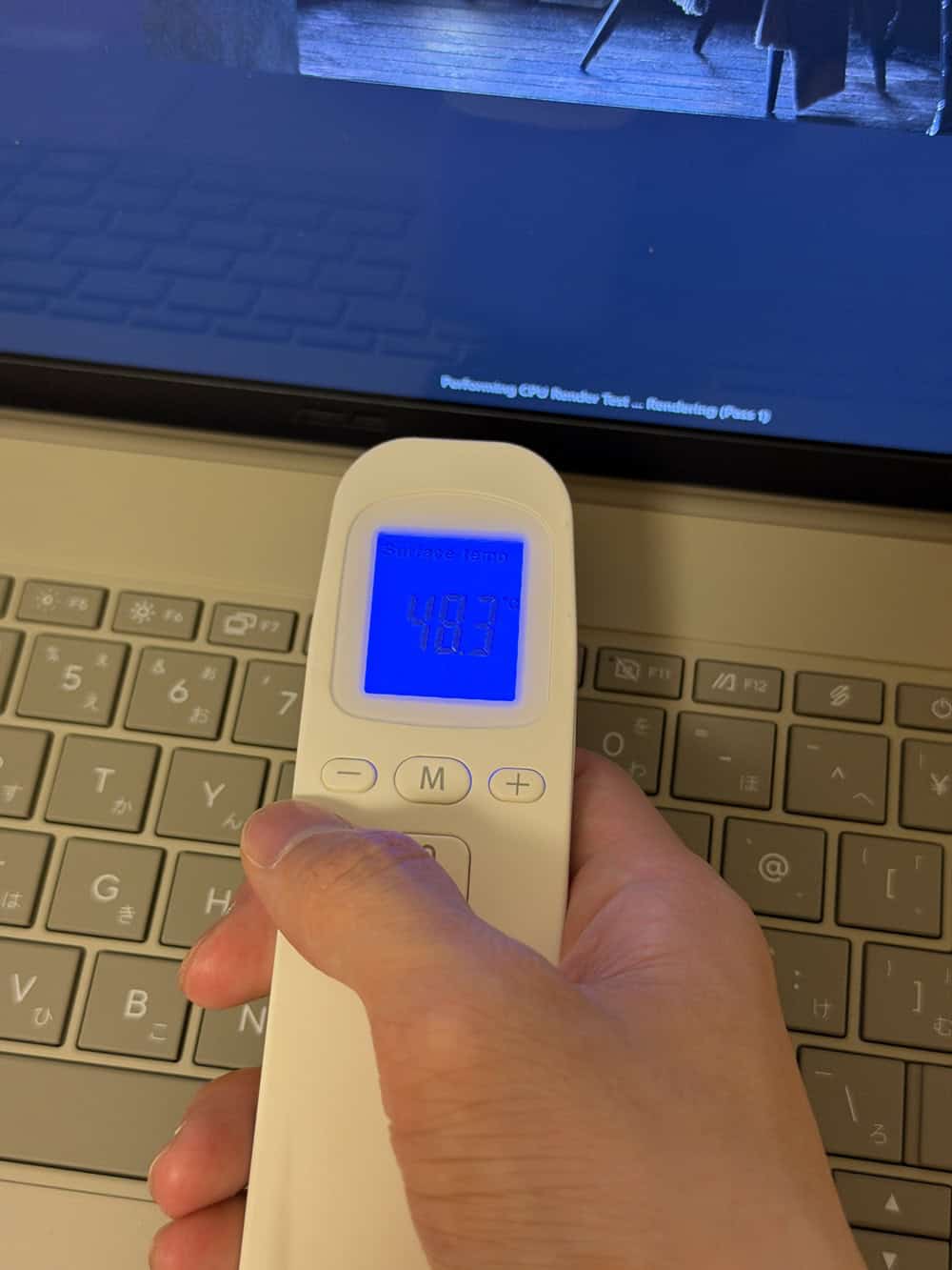 ASUS Zenbook SORA 16(UX3607OA)　ベンチマーク実行時の表面温度48.3度