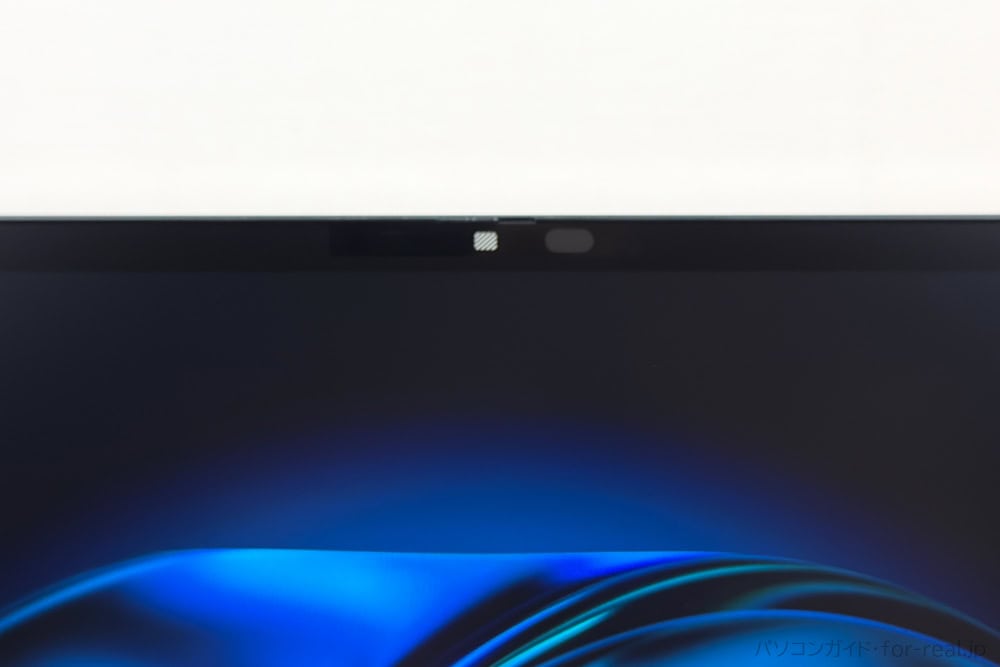 HP EliteBook X Flip G2i 14 AI PCのWebカメラを撮影。プライバシーシャッターを閉じているのが見える