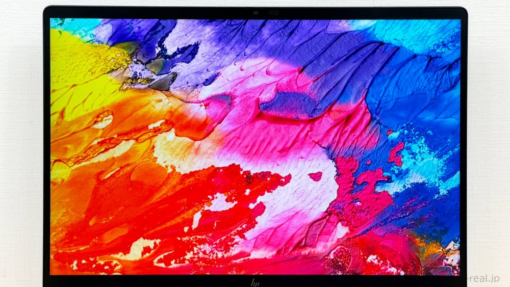 HP EliteBook X Flip G2i 14 AI PCのディスプレイで色域比較。本機は高い色域でDCI-P3 100％相当だとわかる