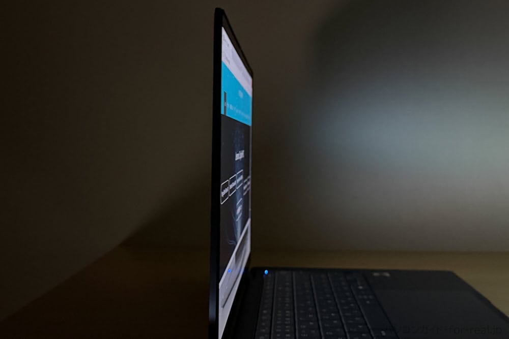 HP EliteBook X Flip G2i 14 AI PC真横からを撮影し、ディスプレイが見えるかのテスト。しっかりと見える