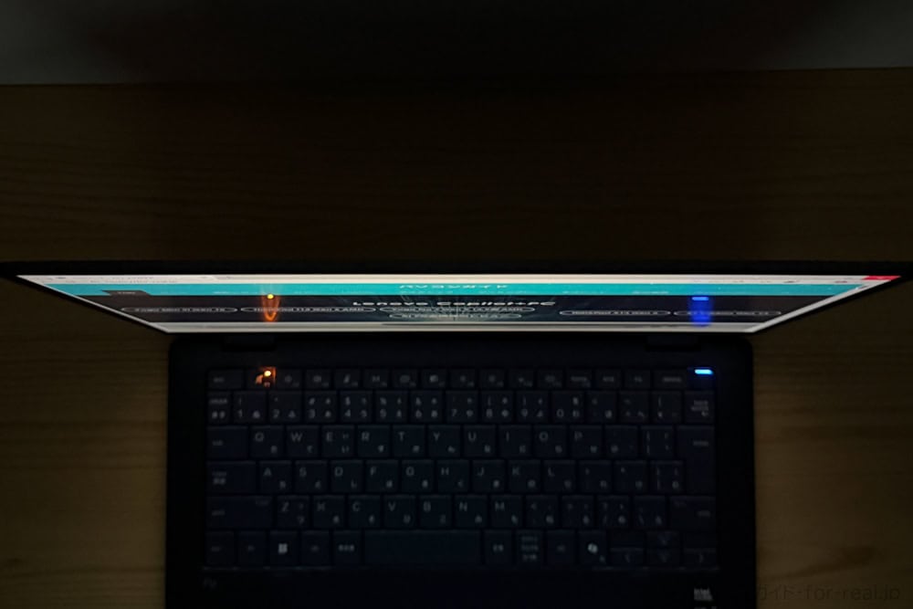 HP EliteBook X Flip G2i 14 AI PC真上からを撮影し、ディスプレイが見えるかのテスト。しっかりと見える