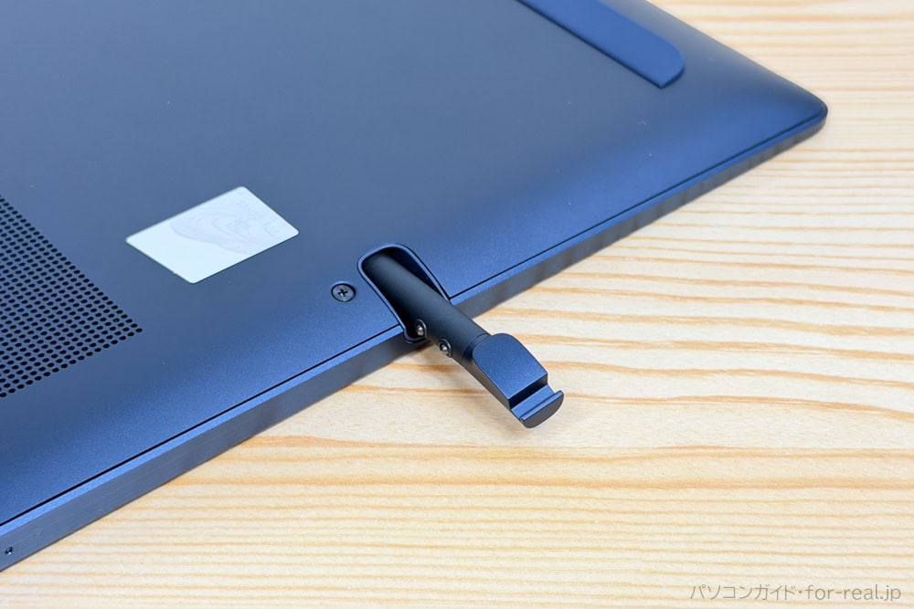 HP EliteBook X Flip G2i 14 AI PC付属のペン専用ガレージにペンを入れている画像