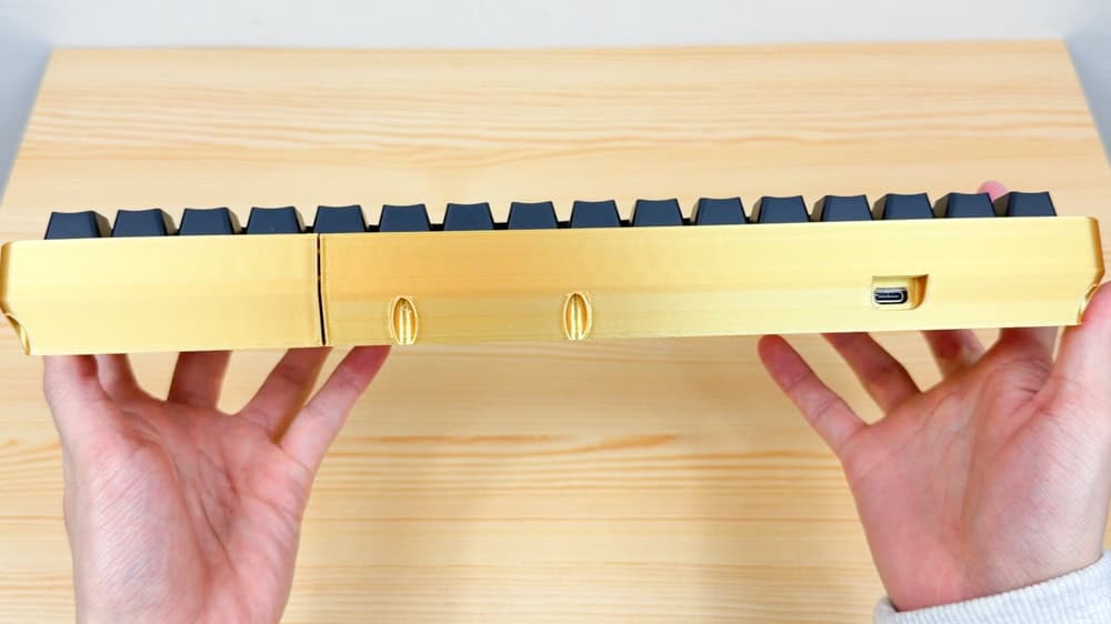 HyperX Origins 2 65 ゲーミングキーボードのボトムケースを3Dプリンタで製作し、、キーボードをはめた状態正面側面