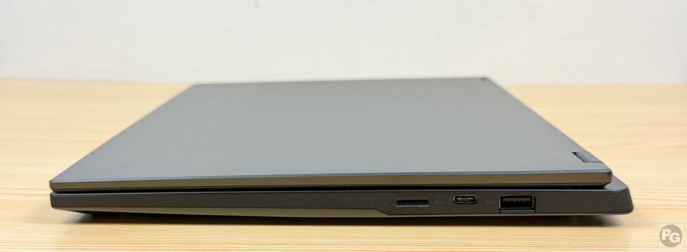ASUS TUF Gaming A14 (2026) FA401GM 横から見た薄さ。最薄部16.9ミリとゲーミングPCとしては薄い