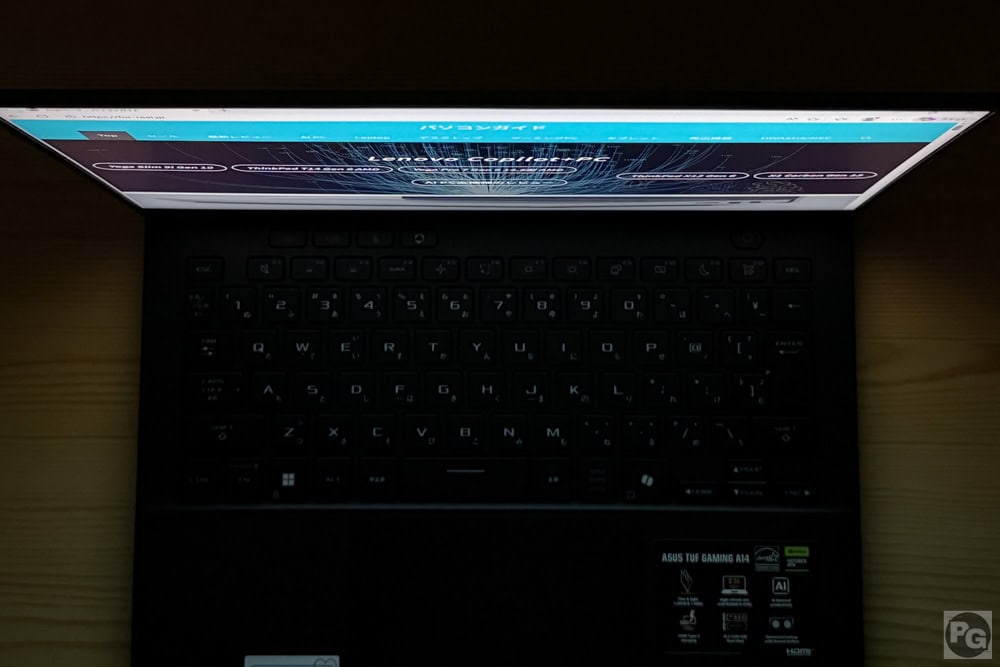 ASUS TUF Gaming A14 (2026) FA401GM 視野角のチェック。真上からでもしっかりと見える