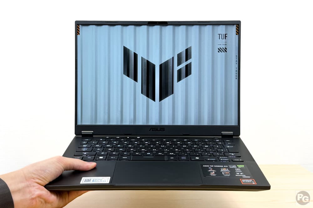 ASUS TUF Gaming A14 (2026) FA401GM　片手で楽に持てる軽さ