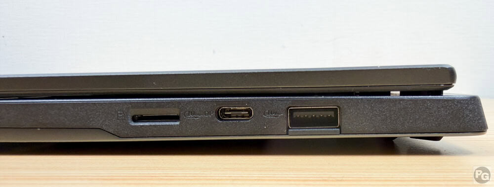 ASUS TUF Gaming A14 (2026) FA401GM 右側面インターフェイス　microSDカードリーダー、USB Type-C 3.2 Gen 2、そしてUSB 3.2 Gen 2