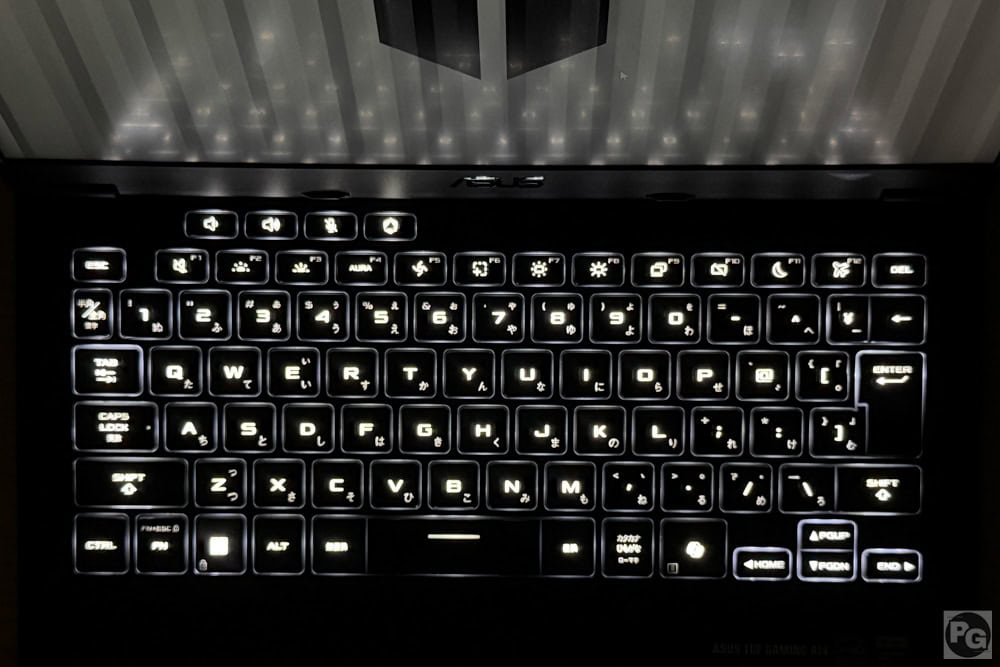 ASUS TUF Gaming A14 (2026) FA401GM キーボードバックライトをONにした状態。明るく視認性が高い