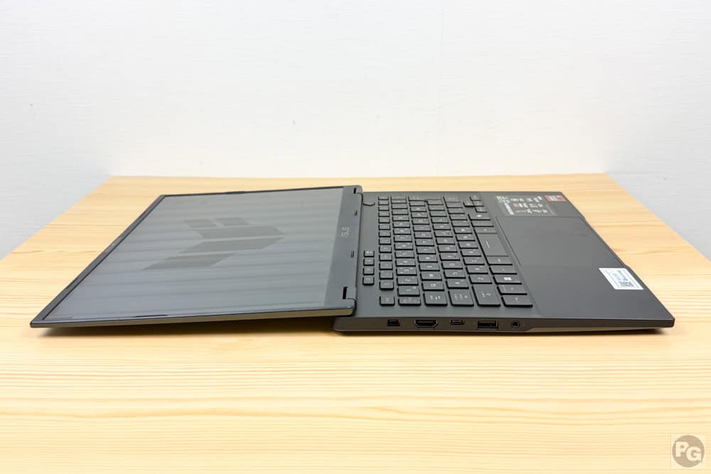 ASUS TUF Gaming A14 (2026) FA401GM ディスプレイが開く最大角度180度