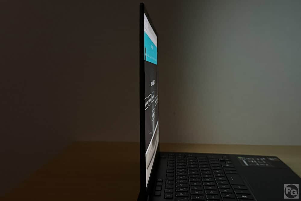 ASUS TUF Gaming A14 (2026) FA401GM 視野角のチェック。横からでもしっかりと見える