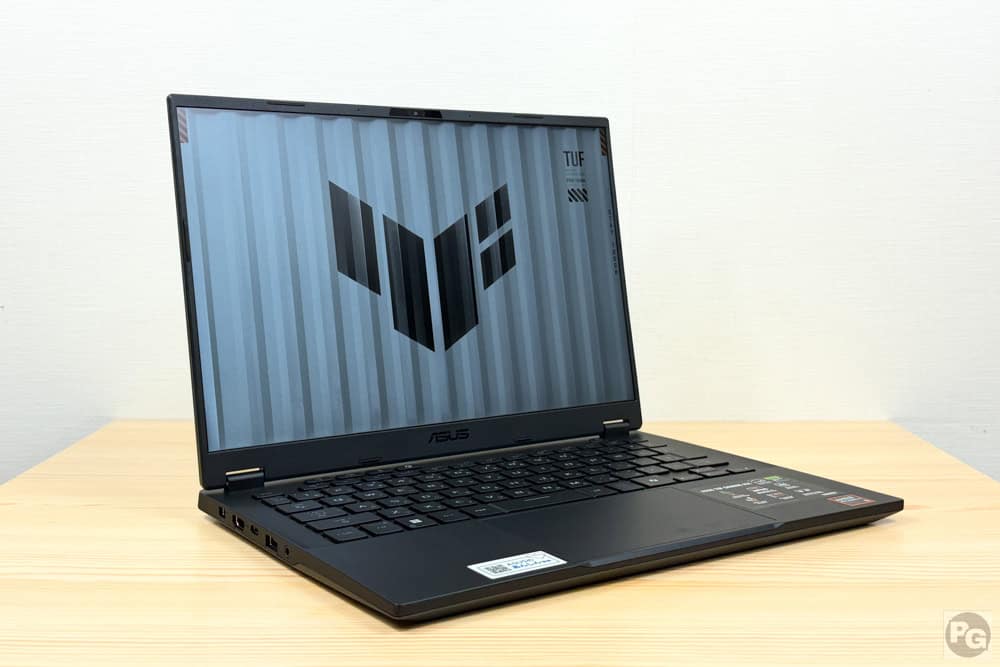 ASUS TUF Gaming A14 (2026) FA401GM 斜め前から撮影。