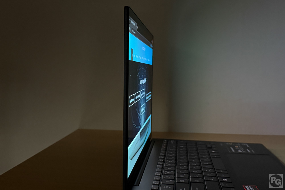 ASUS Zenbook 14 (UM3406) 真横から視野角のチェック。しか～りと見える