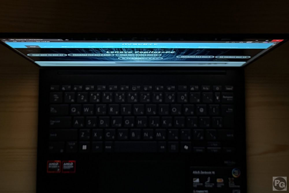 ASUS Zenbook 14 (UM3406) 真上から視野角のチェック。全部はっきりと見える