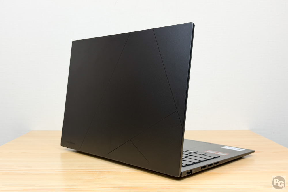 ASUS Zenbook 14 (UM3406) の天板。