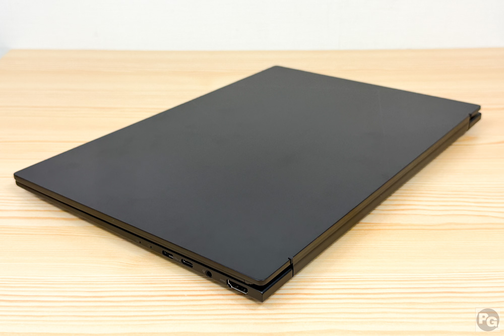 ASUS Zenbook 14 (UM3406) の筐体を上から撮影、全体像やサイズ感がわかりやすい