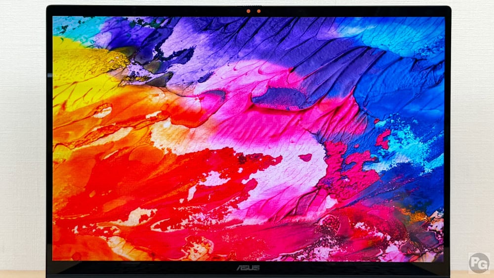 ASUS Zenbook 14 (UM3406)のディスプレイに鮮やかな写真を表示。DCI-P3 100％で色鮮やかな様子がわかる
