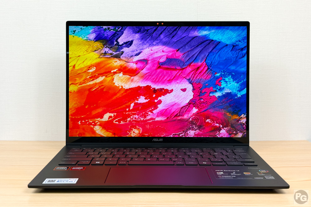 ASUS Zenbook 14 (UM3406) のディスプレイに鮮やかな写真を表示