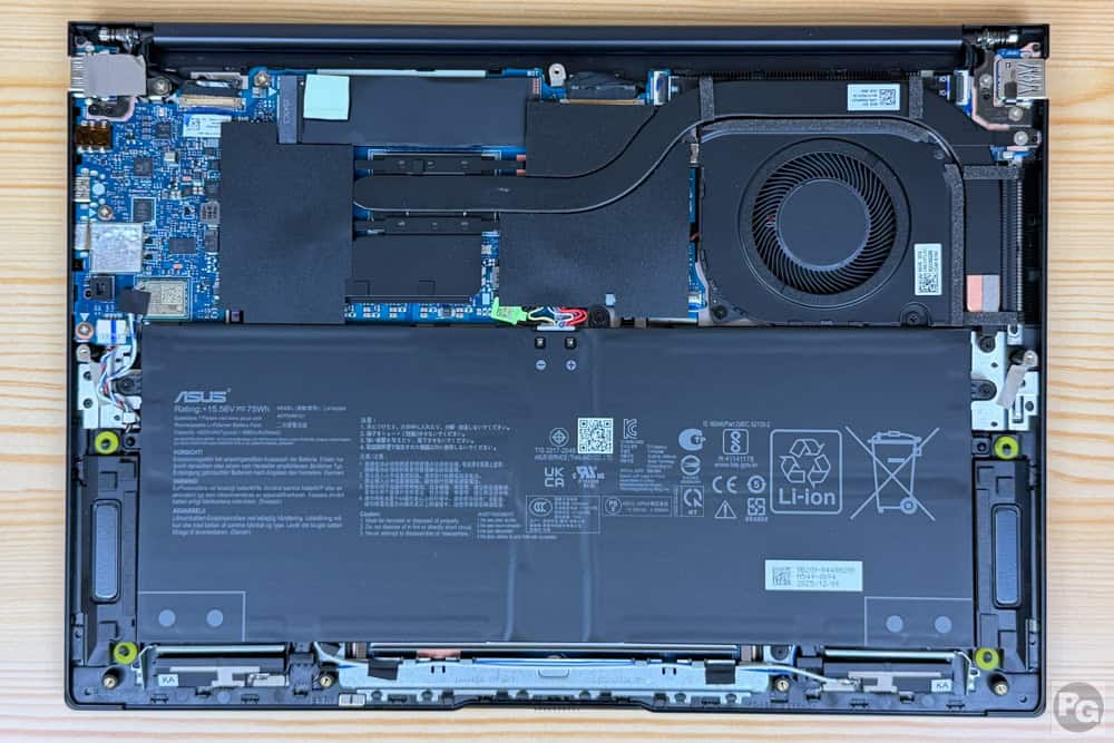 ASUS Zenbook 14 (UM3406)の筐体内部。ファン1つとヒートパイプ1本が見える