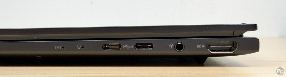 ASUS Zenbook 14 (UM3406)の右側面インターフェイス。USB 4とUSB 3.2 Gen 2 Type-C、HDMI、コンボジャック