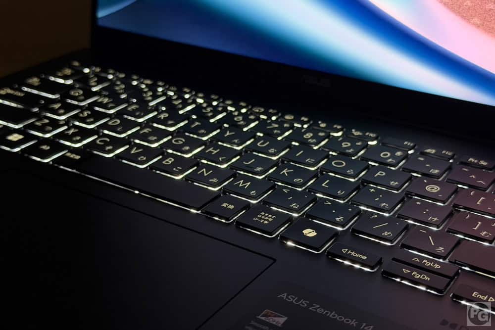 ASUS Zenbook 14 (UM3406) キーボードバックライトオン。明るく視認性が高いのがわかる
